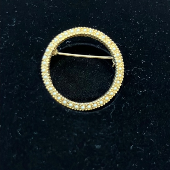 Vintage Gold and Pearl Circular Brooch with Textured Edge mid century! - Picture 6 of 7